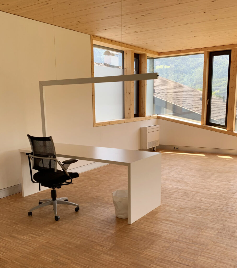 Einzelner Arbeitsplatz hoch