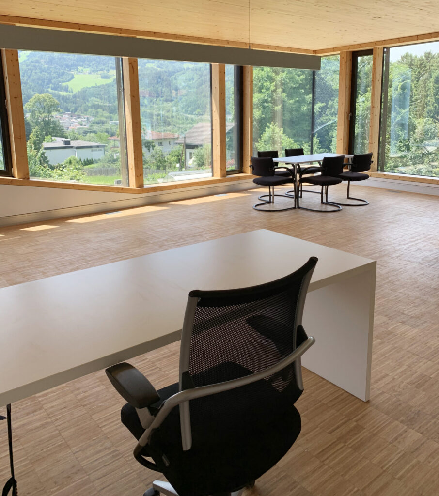Einzelner Arbeitsplatz mit Tisch hoch
